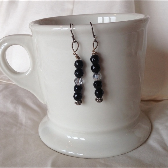 Black bead and crystal dangle earrings - Picture 3 of 3